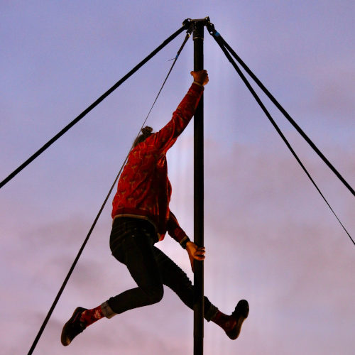 Playground - Espectáculo de Acrobacias sobre Mástil Chino. Miguel Rubio sobre el mastil