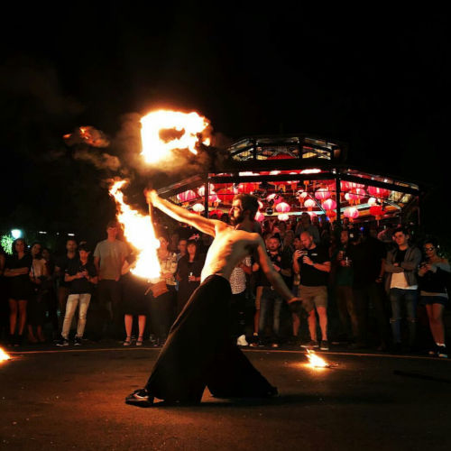 Into the fire Miguel Rubio color nocturna malabares con fuego y publico