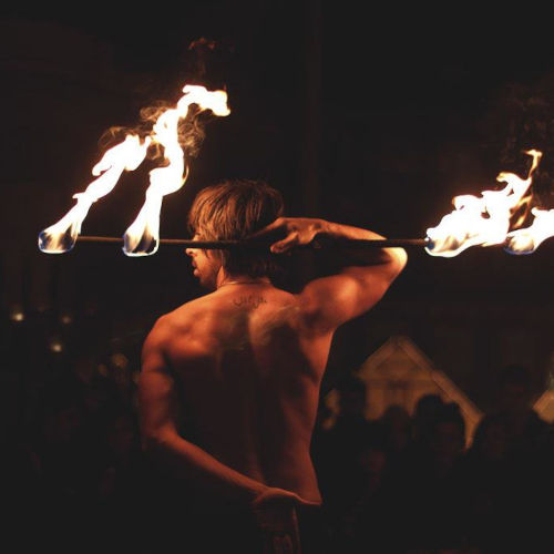 Into the fire Miguel Rubio color nocturna malabares con fuego de espaldas
