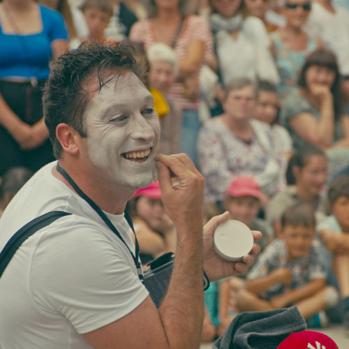 ImproLocura spectacle rue. Agro the clown se maquillant avec l'aide d'un enfant.Luca Della Gatta