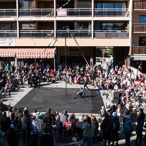 espectaculo de circo en Doble Mástil Chino en Laisse-moi. Miguel rubio y nelly carrasco