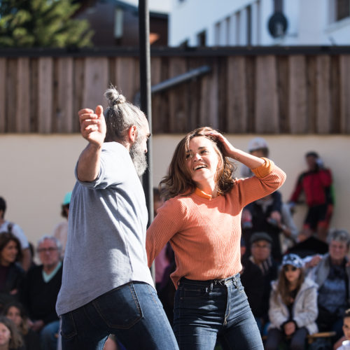 Circo acrobatico en Doble Mástil Chino en Laisse-moi. Miguel rubio y nelly carrasco bailando en escenario