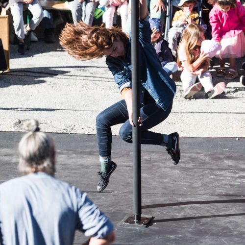 Laisse-moi es Circo contemporáneo sobre Mástil Chino. Miguel Rubio de espaldas y Nely abrazados bailando en el mastil
