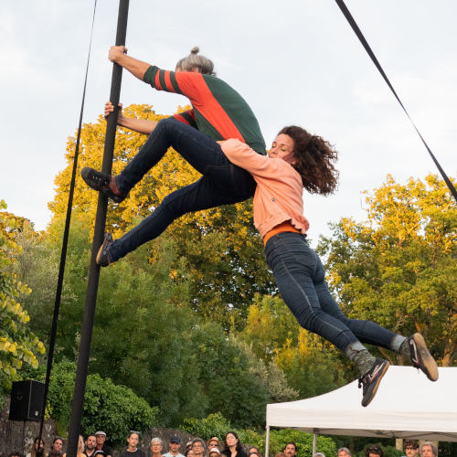 dúo acrobático sobre Doble Mástil Chino en Laisse-moi. Miguel Rubio y Nely carrasco juntos agarrados al mastil