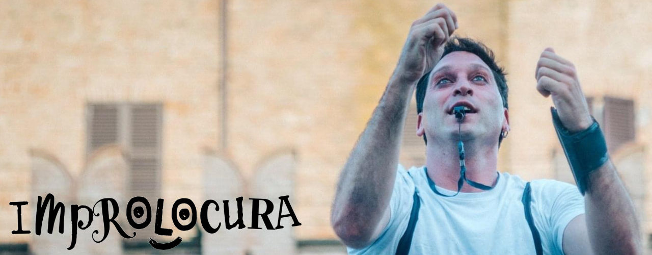 ImproLocura es un espectáculo de mimo y clown. Agro the clown. ImproLocura banner. agro mirando al cielo mientras actua. Luca Della Gatta