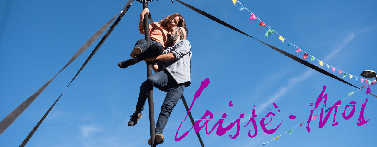 Laisse-moi, un Dúo Acrobático sobre Doble Mástil Chino. Miguel Rubio y Nely Carrasco abrazados arriba de una mástil chino