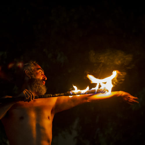 Into the fire Miguel Rubio color nocturna malabares con fuego
