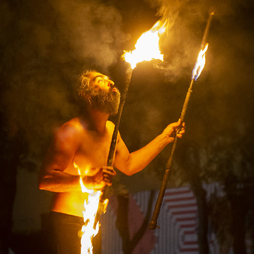 Into the fire Miguel Rubio color nocturna malabares con fuego