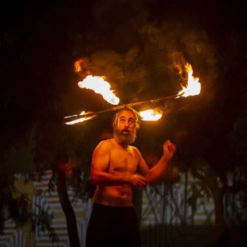 Into the fire Miguel Rubio color nocturna malabares con fuego