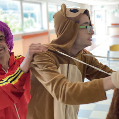 Nous espectáculo inclusivo de Collectif Primavez con el festival Les Petits Bonheurs de artistas aficionados que con ceguera, sordera, trastornos motores o cognitivos.
