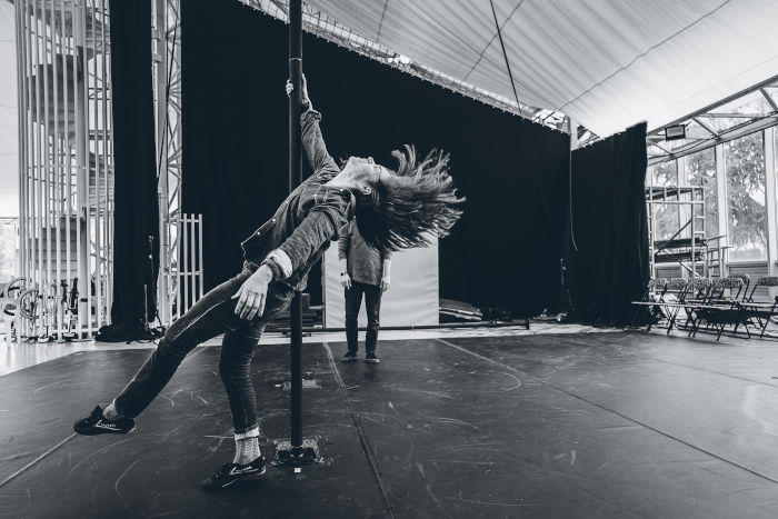 Laisse-moi Nely Carrasco y Miguel Rubio sobre mástil chino imagen blanco y negro. Versión interior del espectáculo de dua acrobatico