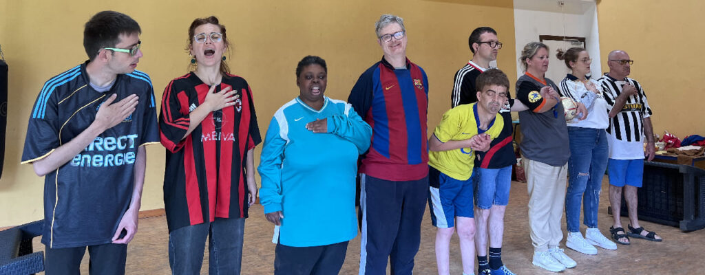 Nous espectáculo inclusivo de Collectif Primavez con el festival Les Petits Bonheurs de artistas aficionados que con ceguera, sordera, trastornos motores o cognitivos.